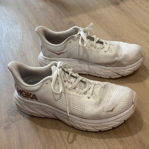 Hoka White Arahi 7